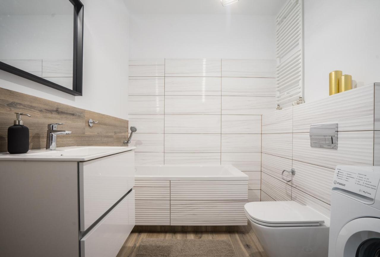 Bizapartments - Modern Flats With Parking ワルシャワ エクステリア 写真