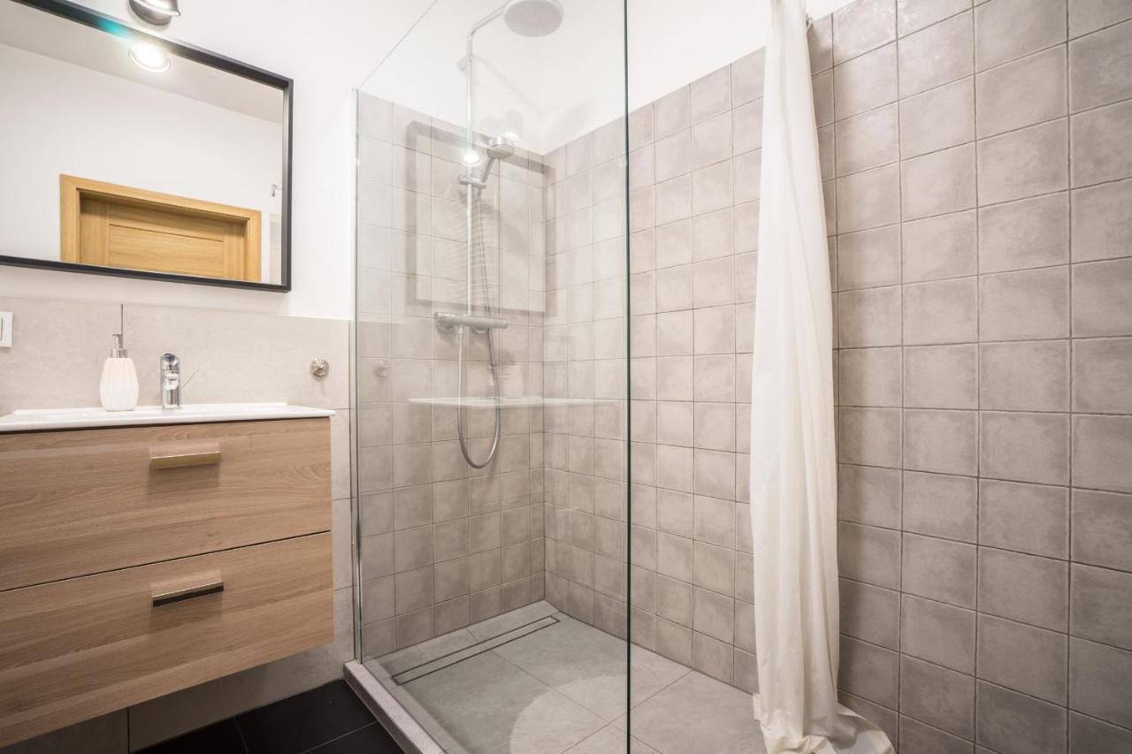 Bizapartments - Modern Flats With Parking ワルシャワ エクステリア 写真